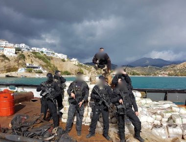 Καρέ-καρέ το ρεσάλτο της ΜΥΑ του Λιμενικού στο ρυμουλκό «ANDREAS» που είχε πάνω από 6 τόνους «σοκολάτα» (φωτό, βίντεο)